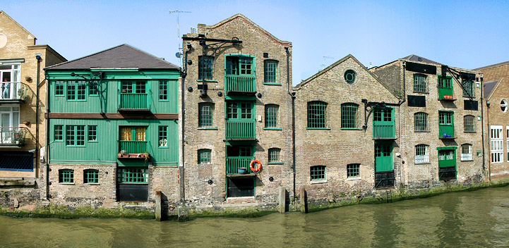 Back of Narrow Street, Wapping, March 2002