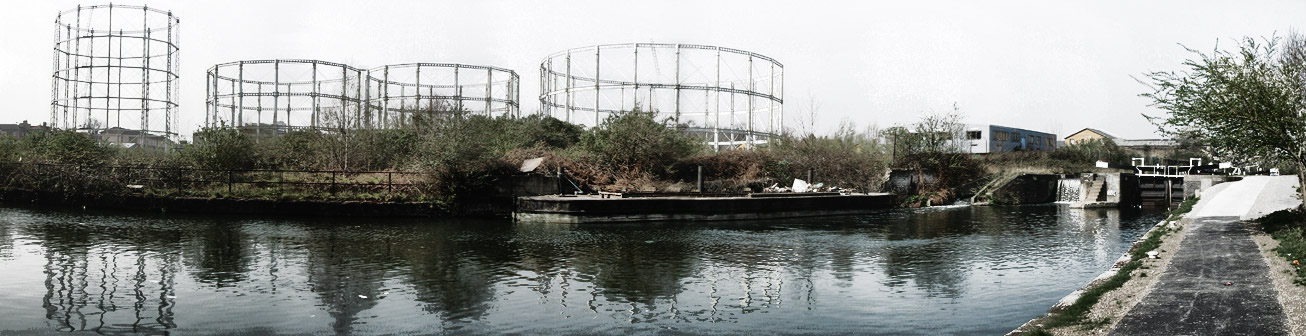 Regent's Canal by the Ragged School, April 2002