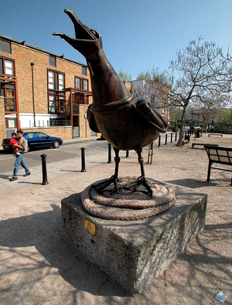 seagull statue, Narrow Street, Limehouse, April 2003