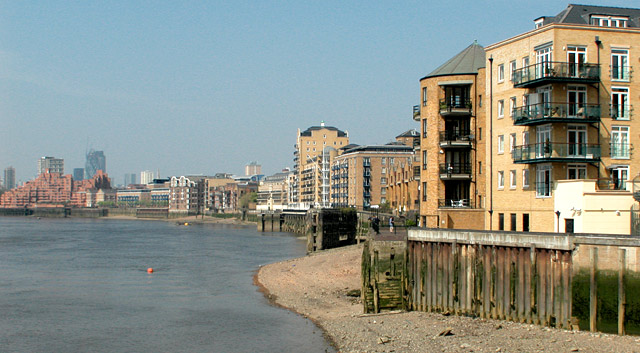 Limehouse shore, April 2003