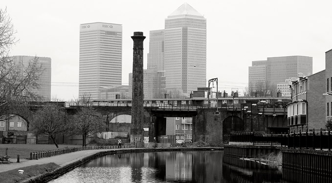 Regent's Canal from Ben Jonson Road, looking towards the Isle Of Dogs, April 2004