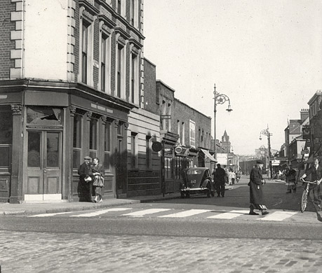 Sir John Franklin pub, St Leonard's Rd, junction with East India Dock Road, 1956