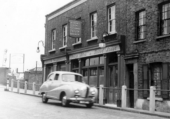 The Widow's Son Pub, Devons Road, 1952